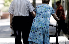 ep archivo   una pareja de pensionistas paseando por un parque de madrid