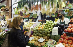 ep archivo una senora comprando frutas y hortalizas ep archivo una senora comprando frutas y hortalizas