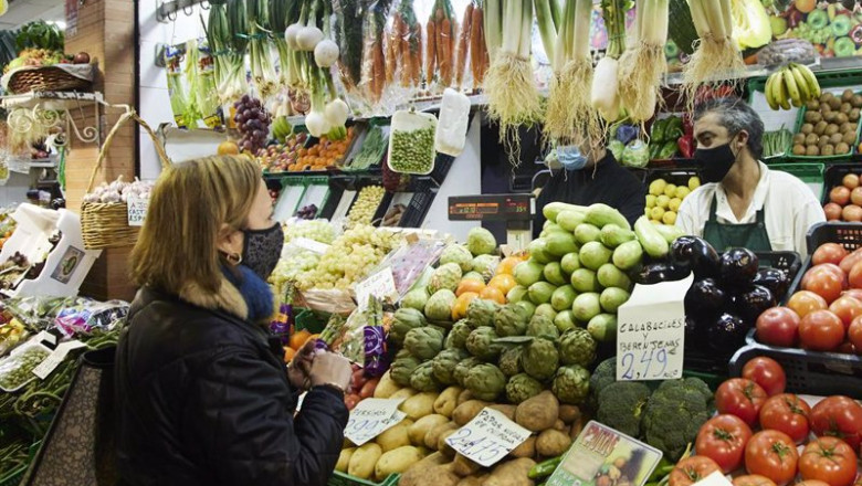 Archivo - Una señora comprando frutas y hortalizas | Joaquin Corchero - Europa Press - Archivo ep archivo una senora comprando frutas y hortalizas