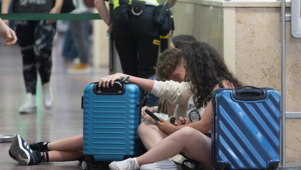 ep archivo   varias personas con maletas en la estacion de chamartin a 19 de junio de 2024 en madrid