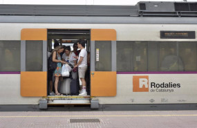 ep archivo   varias personas en el interior de un tren en vilanova i la geltru a 16 de agosto de