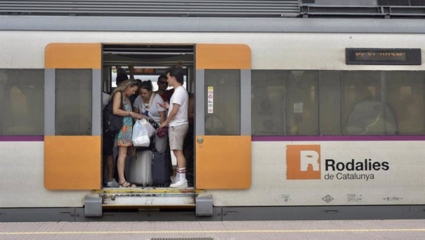 ep archivo   varias personas en el interior de un tren en vilanova i la geltru a 16 de agosto de