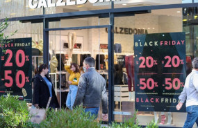 ep archivo   varias personas van de compras durante el black friday