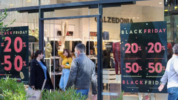 ep archivo   varias personas van de compras durante el black friday