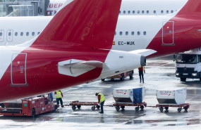 ep archivo   varios trabajadores de handling de iberia en el aeropuerto adolfo suarez madrid barajas
