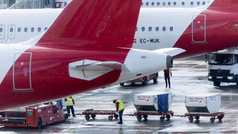Archivo - Varios trabajadores de handling de Iberia en el aeropuerto Adolfo Suárez Madrid-Barajas, a 5 de enero de 2024, en Madrid (España). | Eduardo Parra - Europa Press - Archivo ep archivo varios trabajadores de handling de iberia en el aeropuerto adolfo suarez madrid barajas