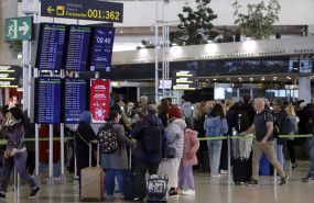 ep archivo   viajeros llenan el aeropuerto de malaga costa del sol