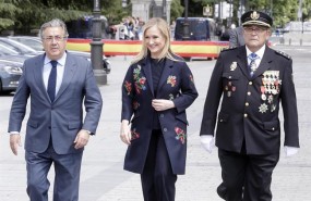 ep cifuentes asistela entregala banderaespana la policia nacional fot