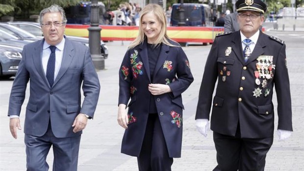 ep cifuentes asistela entregala banderaespana la policia nacional fot