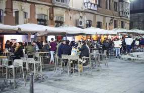 ep comensales sentados en la terraza de un establecimiento de santander