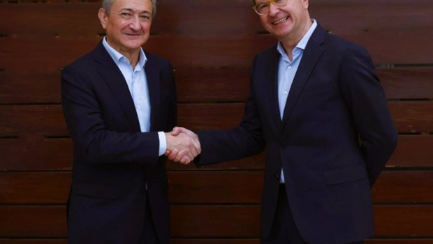 ep de dcha a izda el director general de mobilize iberia carlos de la torre y director de negocio