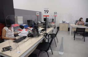ep dos trabajadoras de la oficina del empleador en madrid espana a 28 de mayo de 2020