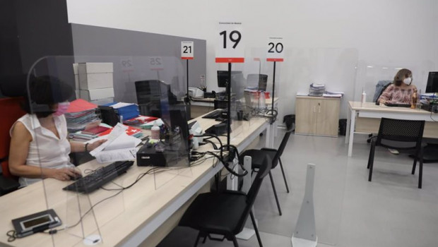 ep dos trabajadoras de la oficina del empleador en madrid espana a 28 de mayo de 2020