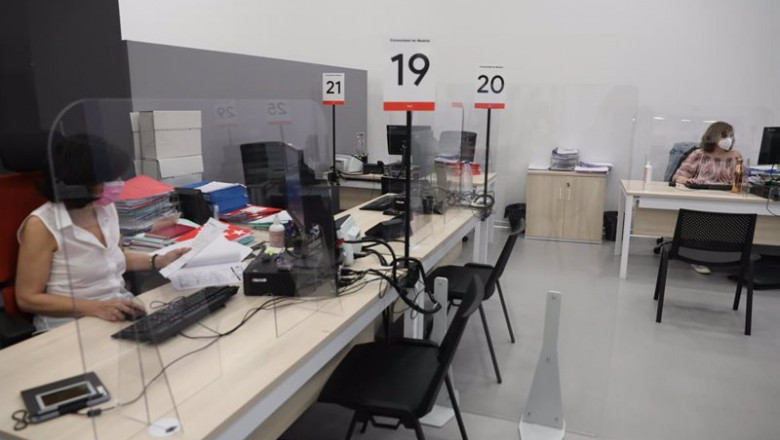 ep dos trabajadoras de la oficina del empleador en madrid espana a 28 de mayo de 2020
