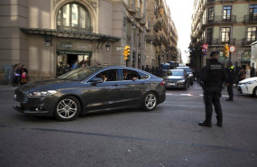 ep el coche oficial del presidente del gobierno pedro sanchez escoltado por otros dos coches y un