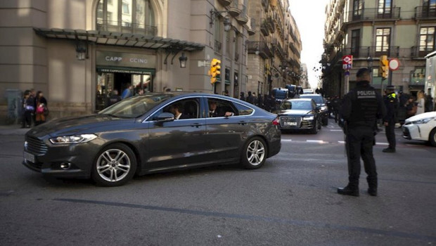 ep el coche oficial del presidente del gobierno pedro sanchez escoltado por otros dos coches y un