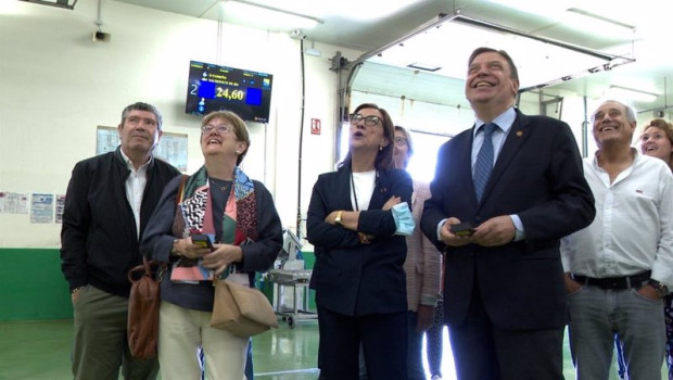 ep el ministro de pesca luis planas visita la lonja de burela