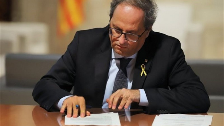 El presidente de la Generalitat, Quim Torra, recibe el requerimiento del TSJC para retirar la pancarta con lazo del Palau de la Generalitat | @QUIMTORRAIPLA ep el presidente de la generalitat quim torra recibe el requerimiento del tsjc para retirar la