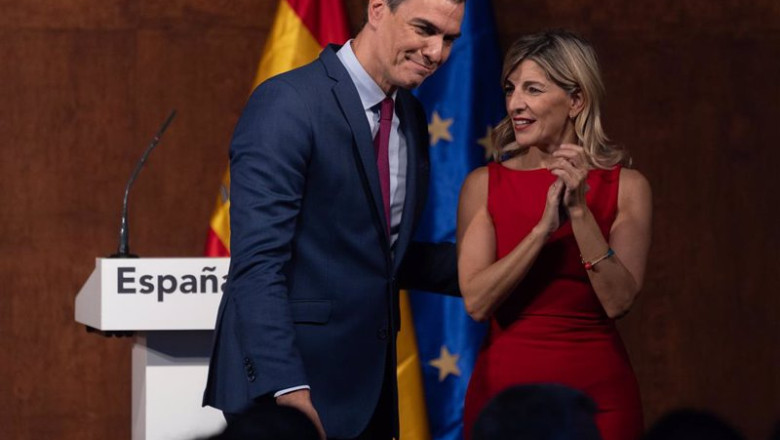 ep el presidente del gobierno en funciones pedro sanchez y la lider de sumar yolanda diaz aplauden ep el presidente del gobierno en funciones pedro sanchez y la lider de sumar yolanda diaz aplauden