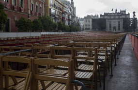 ep imagen de archivo de sillas de semana santa en la calle sierpes de sevilla