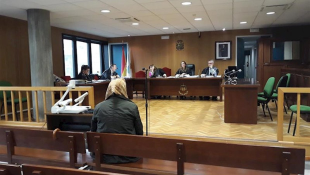 ep imagen del acusado de abusar sexualmente de una menor sentado en el banquillo de la audiencia