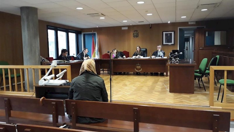 ep imagen del acusado de abusar sexualmente de una menor sentado en el banquillo de la audiencia