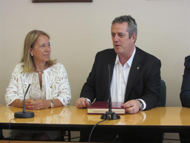 La alcaldesa de Matadepera, Mireia Solsona, y el conseller Joaquim Forn | EUROPA PRESS ep la alcaldesamatadepera mireia solsona yconseller joaquim forn