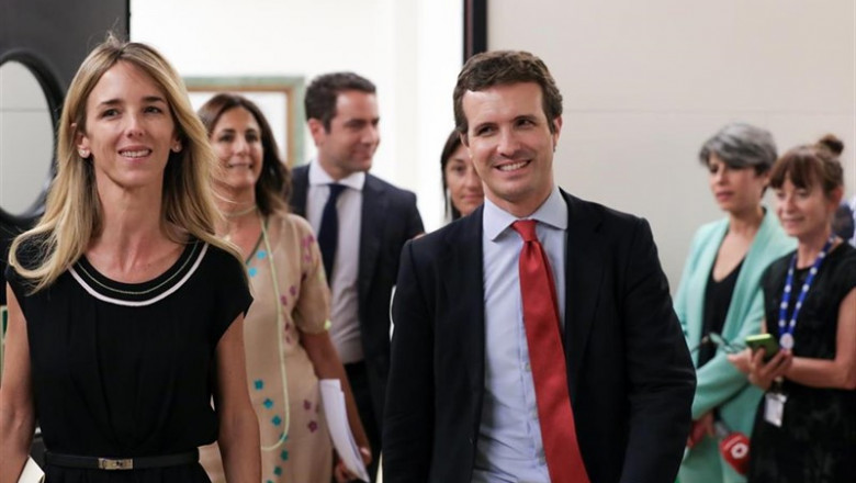 La diputada del PP por Barcelona y nueva portavoz del GP en el Congreso de los Diputados, Cayetana Álvarez de Toledo (d) y el presidente del partido, Pablo Casado (i), acuden a la reunión del Grupo Parlamentario Popupar en el Congreso de los Diputados. | Jesús Hellín - Europa Press ep la diputadappbarcelonanueva portavozgpcongresolos diputados cayetana alvareztoledo d ypresidentepartido pablo casado i acudenla reuniongrupo parlamentario popuparcongresolos diputados