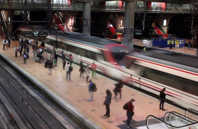 ep pasajeros esperan en un anden de la estacion de madrid-puerta de atocha adif en madrid espana a
