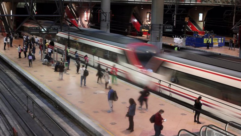 Pasajeros esperan en un andén de la Estación de Madrid-Puerta de Atocha Adif, en Madrid (España), a 28 de septiembre de 2020. | Eduardo Parra - Europa Press - Archivo ep pasajeros esperan en un anden de la estacion de madrid-puerta de atocha adif en madrid espana a