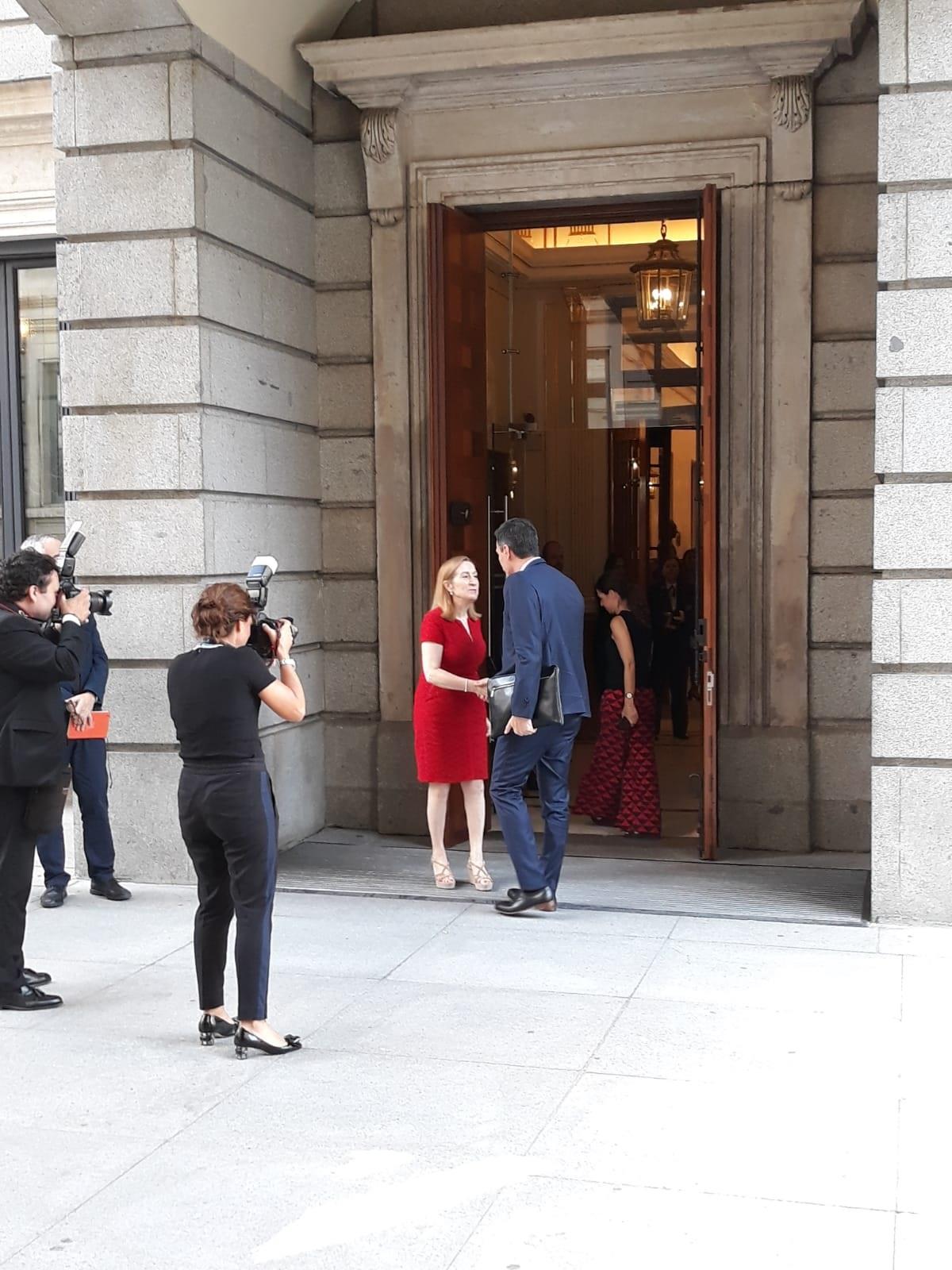 Pastor recibe en su despacho al presidente Sánchez | EUROPA PRESS ep pastor recibesu despachopresidente sanchez