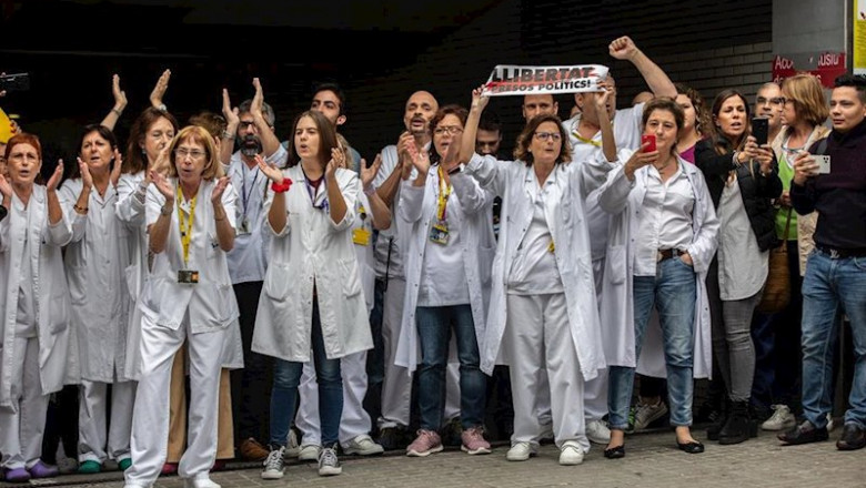 ep personal del hospital de sant pau se concentran a las puertas del edificio durante la vista del