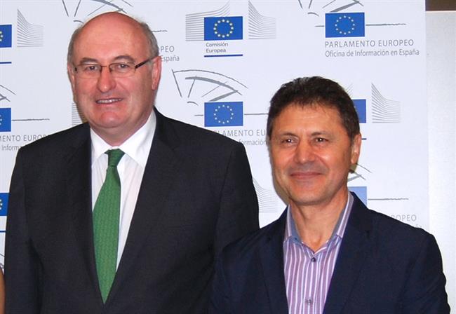 Phil Hogan junto a Miguel Blanco. | COAG ep phil hogana miguel blanco
