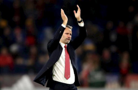 ep ryan giggs aplaude al publico tras un partido de la seleccion galesa