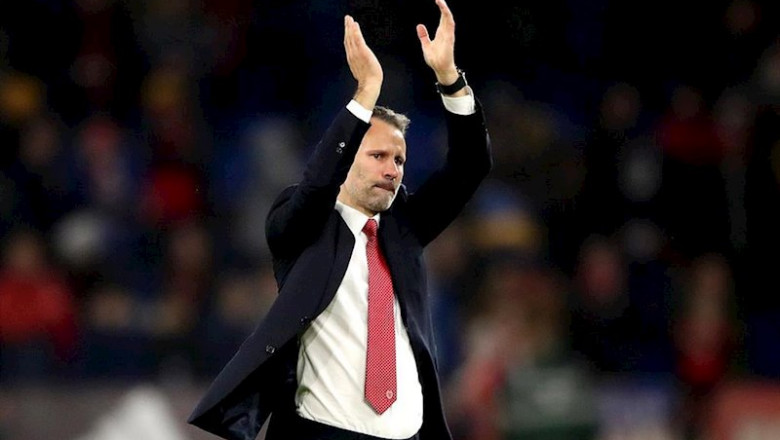ep ryan giggs aplaude al publico tras un partido de la seleccion galesa ep ryan giggs aplaude al publico tras un partido de la seleccion galesa