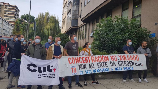 ep trabajadores de la planta de stellantis en vigo se concentran ante los juzgados