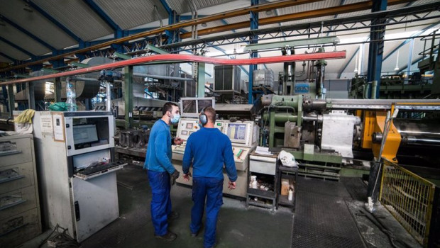 ep trabajadores de una empresa de fabricacion de perfiles metalicos