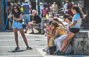 ep turistas tomando un helado en la primera playa de el sardinero a 10 de agosto de 2025 en