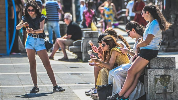 ep turistas tomando un helado en la primera playa de el sardinero a 10 de agosto de 2025 en