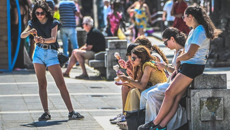 ep turistas tomando un helado en la primera playa de el sardinero a 10 de agosto de 2025 en