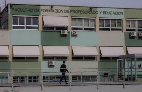 ep un alumno pasea frente a la facultad de formacion del profesorado y educacion de la universidad
