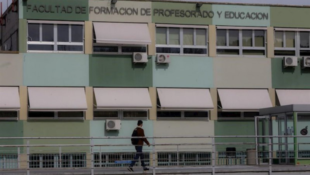 ep un alumno pasea frente a la facultad de formacion del profesorado y educacion de la universidad