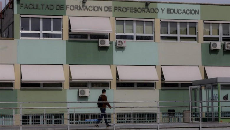 ep un alumno pasea frente a la facultad de formacion del profesorado y educacion de la universidad