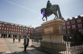 ep un hombre con mascarilla pasea cerca de la estatua equestre de felipe iii en la plaza mayor de