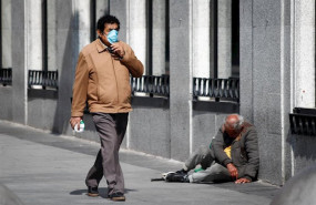 ep un hombre con mascarilla pasea por una calle de madrid durante la crisis del coronavirus a 15 de