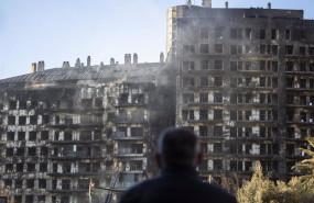 ep un hombre observa la estructura del edificio de valencia tras el incendio