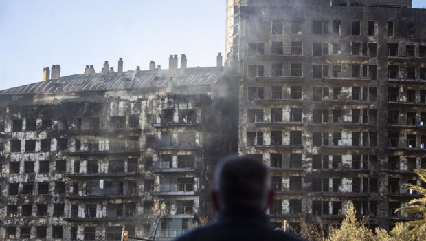ep un hombre observa la estructura del edificio de valencia tras el incendio