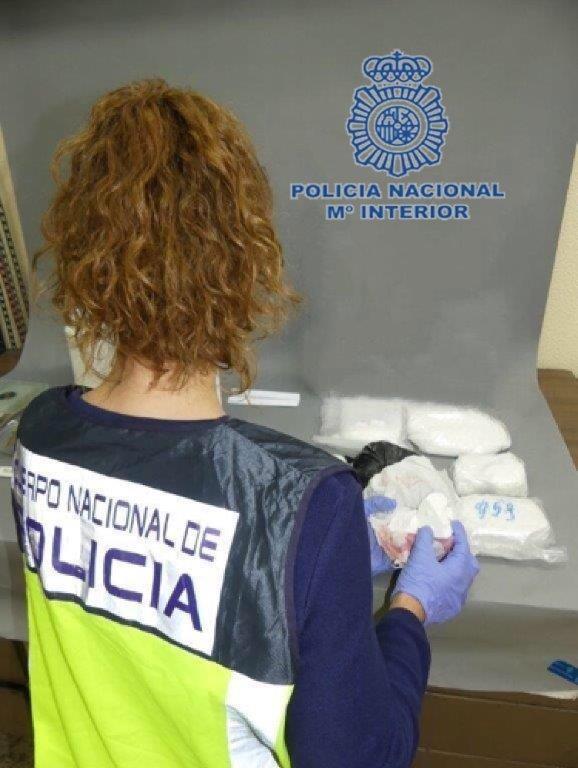 Una agente analiza las sustancias intervenidas | POLICÍA ep una agente analizasustancias intervenidas