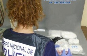 ep una agente analizasustancias intervenidas