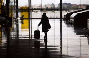 ep una mujer con una maleta en el aeropuerto de madrid   barajas adolfo suarez a 21 de abril de 2021